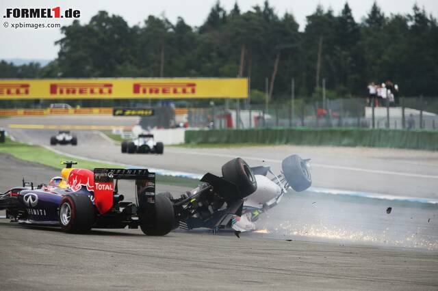 Foto zur News: Daniel Ricciardo im Red Bull muss ausweichen und kommt haarscharf am austrudelnden Williams vorbei.