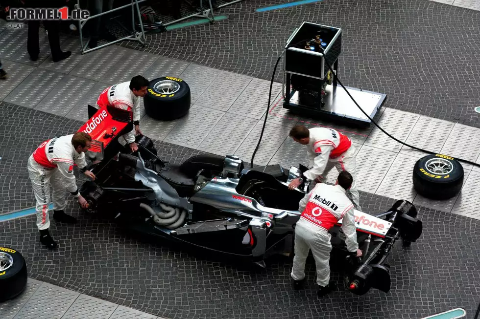 Foto zur News: Im Sony-Center im Herzen der deutschen Hauptstadt tragen die Mechaniker den MP4-26 in Einzelteilen heraus und montieren das Auto vor den Augen der staunenden Zuschauer.