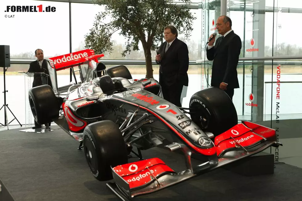 Foto zur News: 2009: Norbert Haug und Ron Dennis stellen den MP4-24 vor. Letzterer bereitet zu diesem Zeitpunkt schon die Übergabe an Martin Whitmarsh vor.