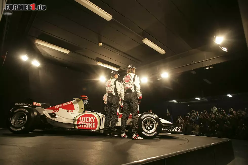 Foto zur News: 2005: Doch die Kehrseite der Medaille lässt nicht lange auf sich warten: Im Jahr darauf gibt es erst beim zehnten Saisonrennen die ersten Punkte für das Team, zwischenzeitlich findet die FIA sogar einen Zusatztank im Boliden und sperrt BAR für die Rennen in Barcelona und Monaco.