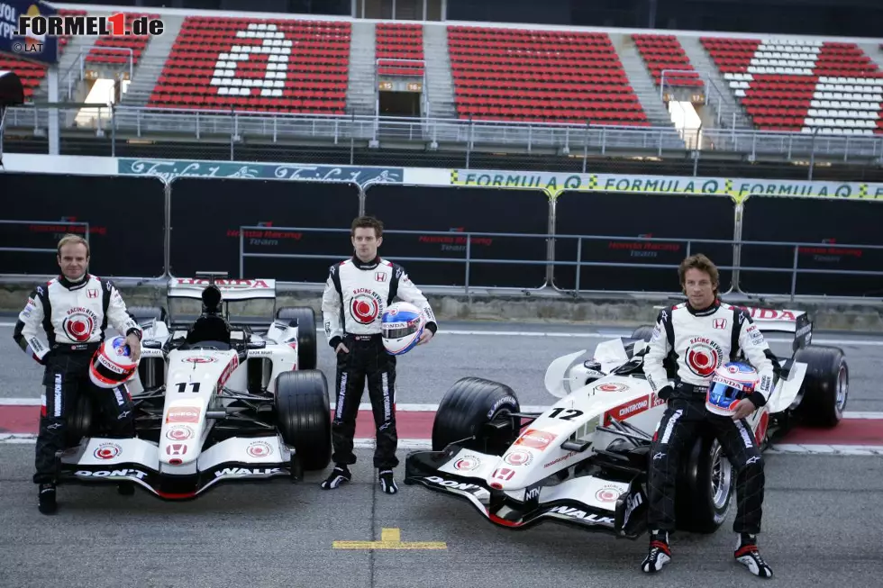 Foto zur News: 2006: Erstmals ohne großen Launch präsentiert man sich beim Debüt als Honda-Werksteam und beim Debüt von Ferrari-Aussteiger Rubens Barrichello. In Barcelona rollt man zwei Boliden vor die Garagentore und beginnt dann mit dem Rollout. Der RA106 erweist sich als solide und schenkt Button in Ungarn den ersten Grand-Prix-Sieg.