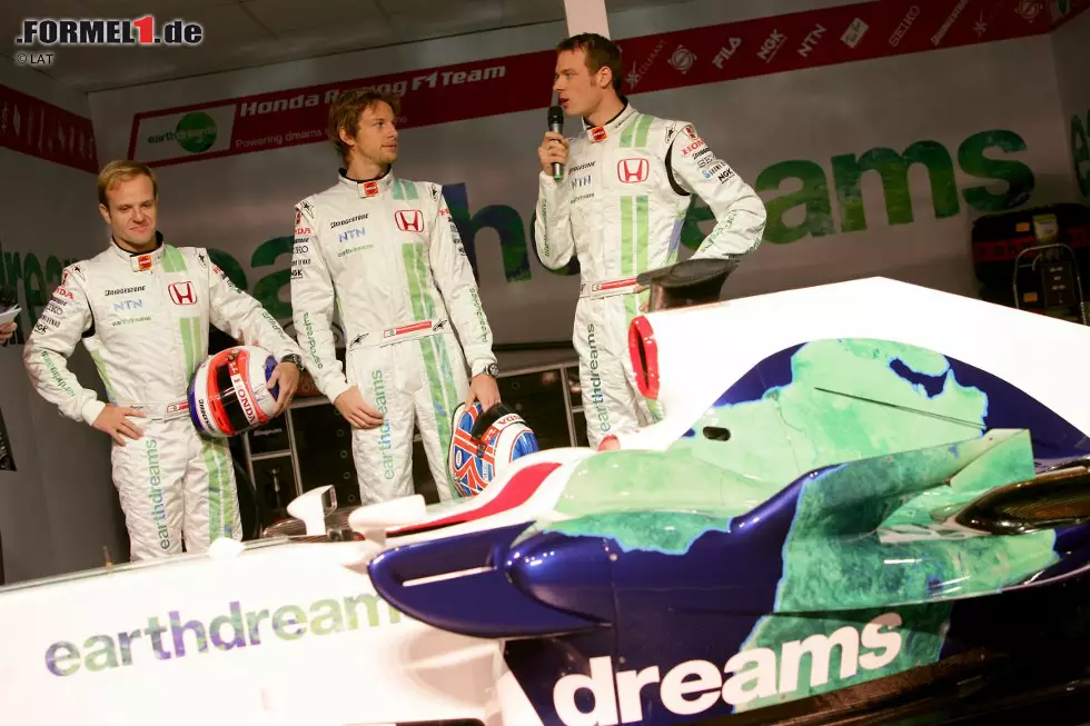 Foto zur News: 2008: Rubens Barrichellos skeptischer Blick sagt alles: Mit einer überarbeiteten Version schickt Honda sein earthdream-Auto in eine zweite Saison, doch auch diese verläuft absolut enttäuschend. In Silverstone feiert Barrichello zwar einen überraschenden Podestplatz, doch nach der Saison ist für Honda Schluss und das Team zieht sich aus der Formel 1 zurück.