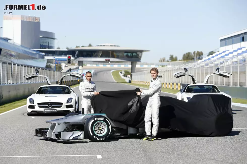 Foto zur News: 2013: Tuch wegziehen ist auch im Jahr darauf Mode: Auf der Rennstrecke von Jerez enthüllen Rosberg und der neue Teamkollege Lewis Hamilton den Boliden schlicht und machen sich an die Testarbeit. Am Ende stehen drei Saisonsiege und WM-Rang zwei zu Buche.