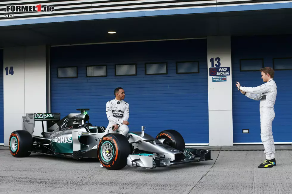 Foto zur News: 2014: Mercedes erntet die Früchte der Arbeit. Mit dem W05 setzt des Team das neue Reglement am besten um und gibt Hamilton und Rosberg ein Auto an die Hand, mit dem sie trotz interner Querelen die WM dominieren und den Titel unter sich ausmachen.