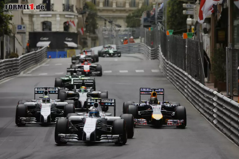 Foto zur News: Gleich nach dem Restart verabschiedet sich der erste Topfavorit: Vettels Renault-Turbo hat keinen Ladedruck mehr, dann fährt sich der RB10 des Weltmeisters auch noch im ersten Gang fest. Bereits zum zweiten Mal in der Saison 2014 bleibt der Titelverteidiger ohne WM-Punkte.