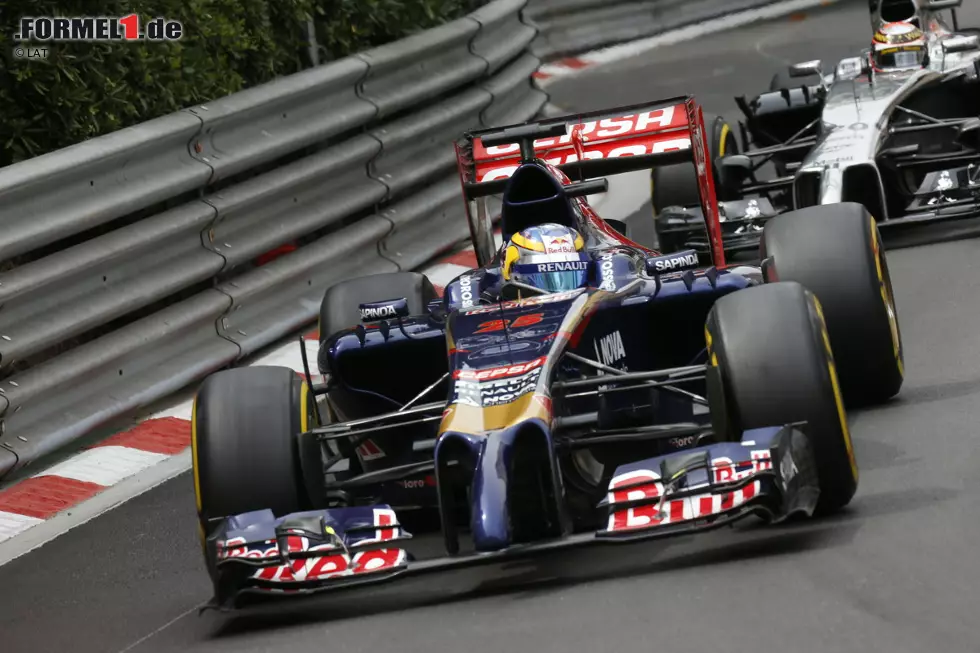 Foto zur News: Während der zweiten Safety-Car-Phase kommen alle zum Boxenstopp, Rosberg und Hamilton direkt hintereinander. Jean-Eric Vergne schnappt sich durch den schnelleren Reifenwechsel der Toro-Rosso-Crew zwar Kevin Magnussen (McLaren), kassiert aber wegen &quot;unsafe Release&quot; eine Fünf-Sekunden-Strafe. Magnussen schlägt schon beim Restart zurück - und schnappt sich den überraschten Vergne in der engen Rascasse (!) mit einem sensationellen