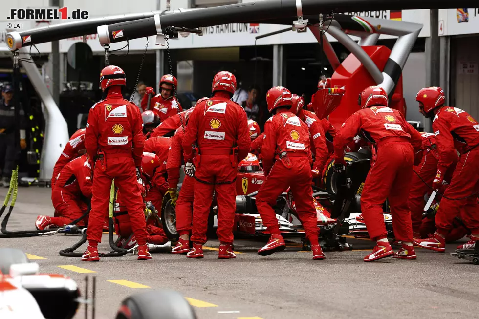 Foto zur News: Einer der Pechvögel: Räikkönen. Nach gutem Start und starker Anfangsphase vor Ricciardo an dritter Stelle liegend, schlitzt ihm Chilton einen Hinterreifen auf. Der &quot;Iceman&quot; muss zum erneuten Reifenwechsel an die Box kommen und fällt ans Ende des Feldes zurück.