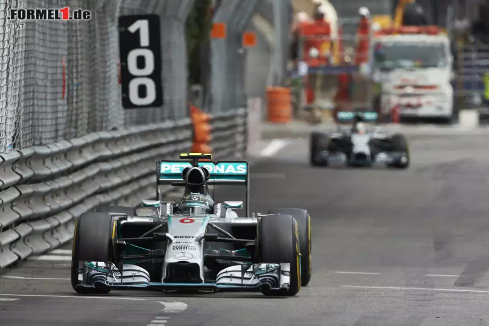 Foto zur News: An der Spitze kann sich Rosberg langsam doch ein wenig absetzen, obwohl er gewarnt wird, wegen des hohen Benzinverbrauchs später zu schalten. Erst nach ein paar Runden gibt es diesbezüglich wieder grünes Licht. Gleichzeitig klagt Hamilton, der seinen Renningenieur Peter Bonnington einige Male schroff anfährt, über Probleme mit dem linken Auge, in dem sich wohl ein kleines Gummipartikel verfangen hat.