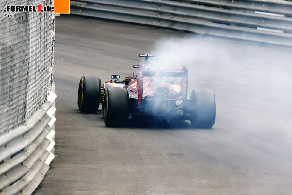 Foto zur News: ... sondern scheidet wenig später auch noch aus. Teamkollege Daniil Kwjat ist da schon längst geduscht und umgezogen. Ausfallursache bei beiden: Auspuff defekt.