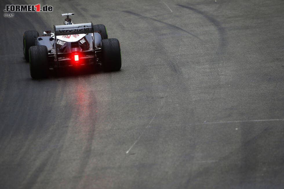 Foto zur News: Das Qualifying ist auf der engen Strecke in Monaco sowieso immer eine Herausforderung für sich. 2013 kommt zu Beginn auch noch eine nasse Fahrbahn dazu, Q1 wird zu einer Lotterie. Auf Intermediates ist Pastor Maldonado (Williams) überraschend der schnellste Mann, Giedo van der Garde schafft mit dem Caterham sensationell den Sprung in Q2.