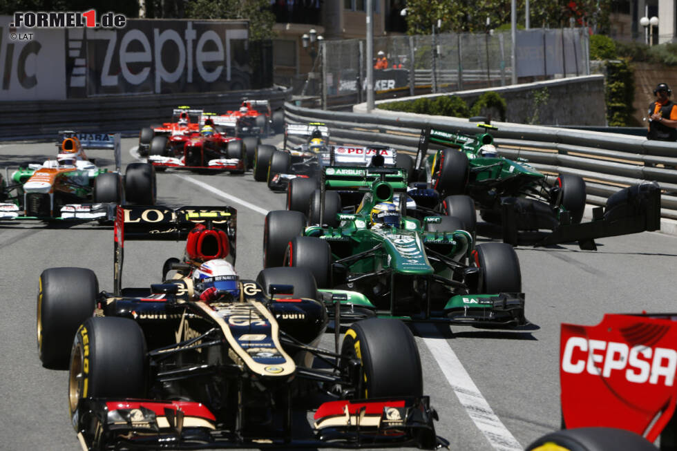 Foto zur News: Weiter hinten im Feld kommt es zu kleineren Zwischenfällen, Maldonado und van der Garde müssen sich nach der ersten Runde jeweils einen neuen Frontflügel abholen. Der gute 15. Startplatz des Caterham-Piloten ist damit schon wieder Geschichte.