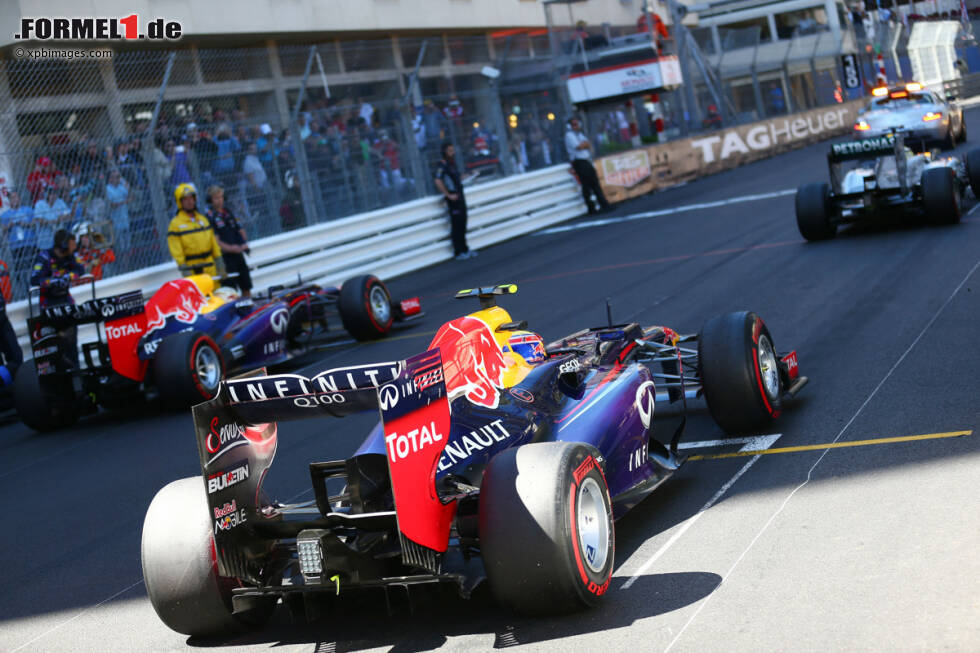 Foto zur News: Die Teams dürfen in dieser Zeit an den Autos arbeiten und - vor allem für Rosberg wichtig - die Reifen wechseln. Anschließend versuchen alle Piloten, ohne einen weiteren Boxenstopp durchzufahren. Das Rennen wird hinter dem Safety Car wieder aufgenommen.