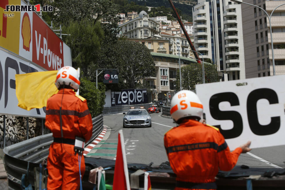 Foto zur News: Für Bernd Mayländer ist es ein anstrengender Arbeitstag. Nachdem der Safety-Car-Pilot sein Auto gerade wieder an die Box gefahren hatte, muss er nach einer Kollision zwischen Grosjean und Daniel Ricciardo (Toro Rosso) schon wieder raus. Am Ende sehen nur 15 der 22 Piloten die Zielflagge.