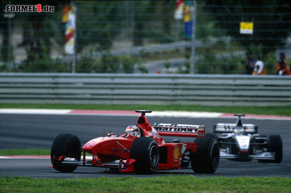 Foto zur News: Ein Jahr später ruhten die Hoffnungen auf den ersten Fahrertitel seit 20 Jahren auf Eddie Irvine, nachdem sich Schumacher in Silverstone das Bein gebrochen hatte. Der Nordire fuhr die Saison seines Lebens, doch am Ende war es erneut Häkkinen, der den WM-Pokal in die Höhe stemmen könnte. Als Trost konnte Ferrari wenigstens den Konstrukteurstitel mit nach Hause nehmen - der erste seit 16 Jahren.