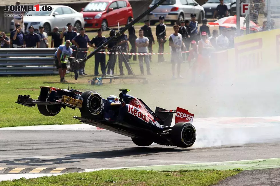 Foto zur News: Daniel Ricciardo (Red Bull): &quot;Heutzutage sind die größten Herausforderungen in Monza die Bremszonen. Die erste Schikane ist das beste Beispiel: Man schießt auf diese erste Schikane mit der höchsten Geschwindigkeit, die ein Formel-1-Auto über das ganze Jahr erreichen kann, zu und bremst dich in eine der engsten Kurven des ganzen Jahres. Ich bin eigentlich nicht sonderlich scharf auf superlange Geraden; die finde ich immer etwas eintönig, vor allem wenn man dann auch noch durch ein paar schnelle Kurven hämmert. Aber Monza ist da die Ausnahme. Das hat schon etwas, zwischen den Bäumen durch zu flitzen und die unfassbare Masse an Zuschauern zu sehen, das lässt den Puls dann doch ziemlich in die Höhe schnellen.&quot;