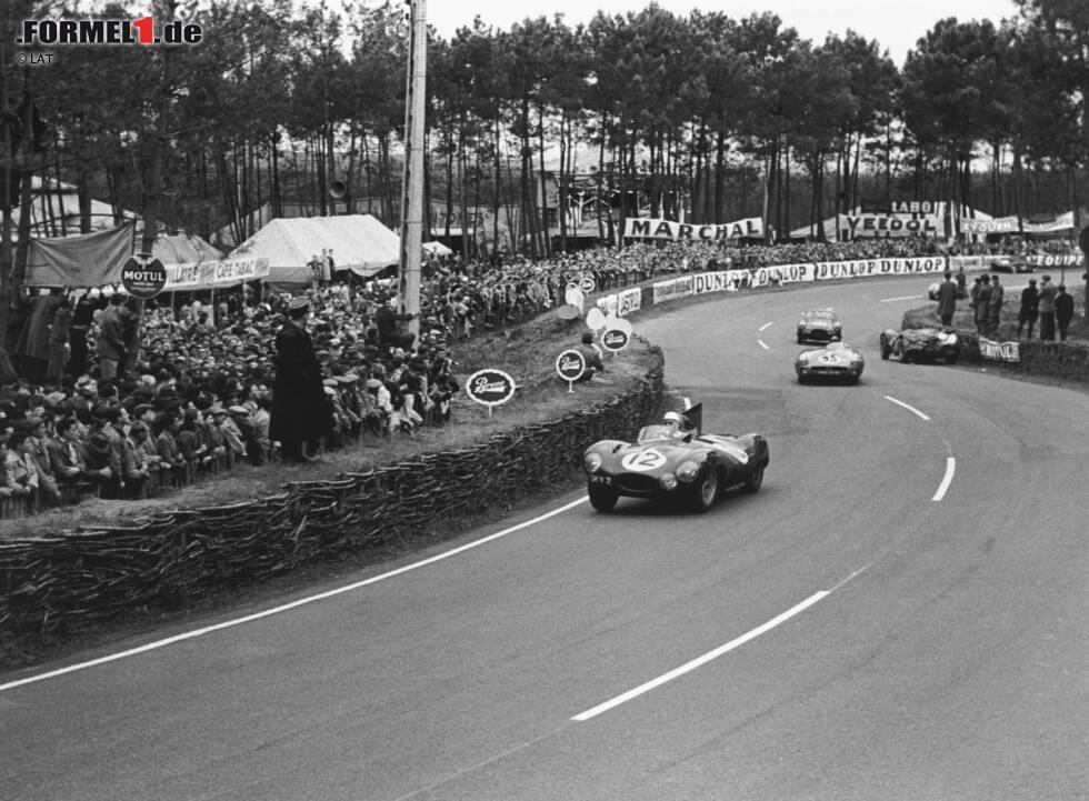 Foto zur News: Auch bei den 24 Stunden von Le Mans 1954 ist Moss am Start, kommt mit dem Jaguar D-Type, den er sich mit Landsmann Peter Walker teilt, aber nicht ins Ziel