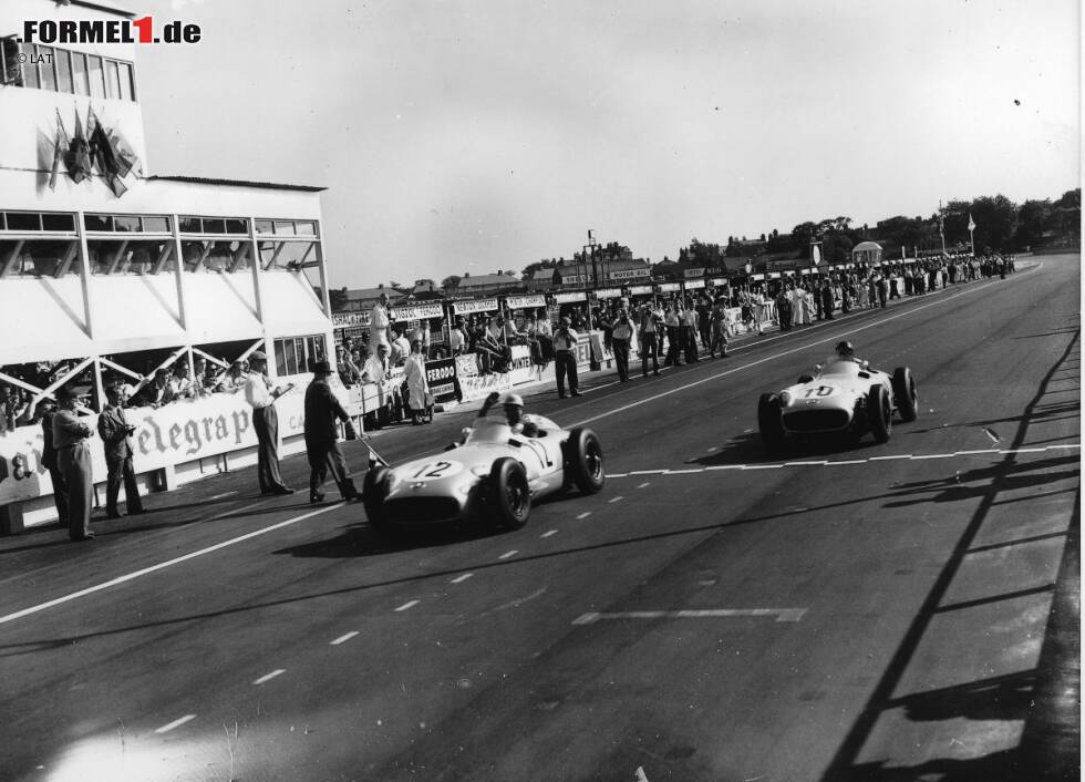 Foto zur News: In der Formel 1 geht Moss bei Mercedes an der Seite des amtierenden Weltmeisters Juan Manuel Fangio an den Start. Beim Grand Prix von Großbritannien in Aintree kreuzt er mit dem W196 die Ziellinie 0,2 Sekunden vor Fangio und gewinnt vor heimischen Fans den ersten Grand Prix seiner Karriere