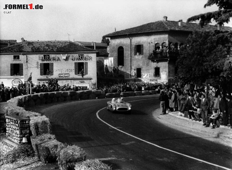 Foto zur News: Zur Saison 1955 wechselt Moss zu Mercedes und tritt für die Marke mit dem Stern sowohl in der Formel 1 als auch bei Langstreckenrennen an. Am Steuer des 300 SLR gewinnt er mit Beifahrer Denis Jenkinson die Mille Miglia - das 1.000-Meilen-Rennen in Italien (Brescia-Rom-Brescia) - in Rekordzeit: 10:07.48 Stunden