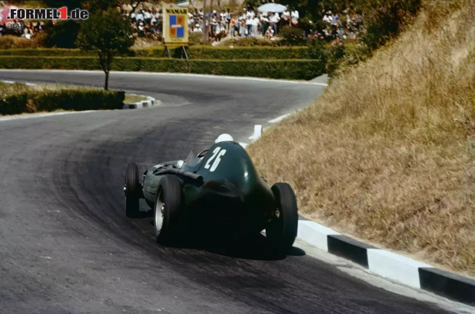 Foto zur News: 1957 gewinnt Moss - inzwischen zu Vanwall gewechselt - drei Grands Prix: Großbritannien in Aintree, Pescara und Italien in Monza. Im italienischen Pescara (Foto) triumphiert er auf der mit 25,8 Kilometern längsten Strecke der Formel-1-Geschichte. Am Saisonende aber fehlen 15 Punkte auf Fangio, der sich mit Maserati seine fünfte und letzte WM-Krone aufsetzt