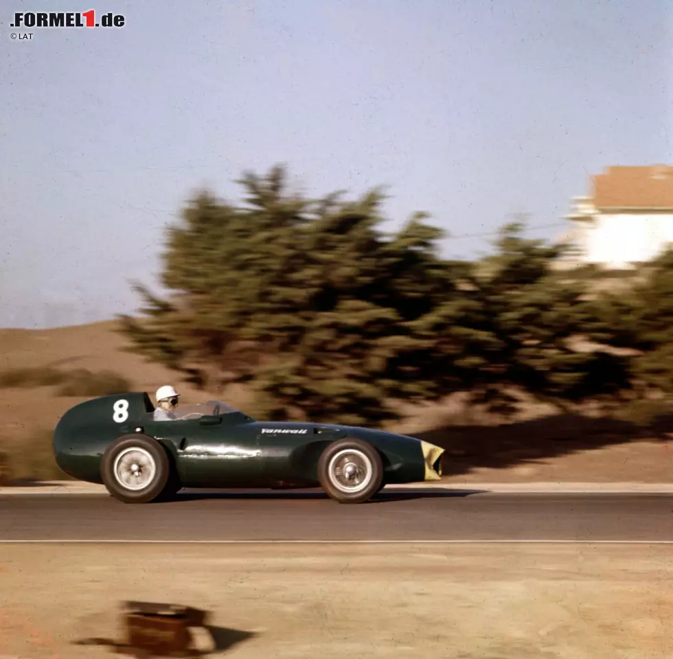 Foto zur News: Nach dem Rücktritt von Fangio fährt Moss in der Saison 1958 lange Zeit auf WM-Kurs. Er gewinnt in Buenos Aires, Zandvoort, Porto und beim Saisonfinale in Casablanca (Foto). Doch weil sich bei diesem letzten Rennen der Saison Mike Hawthorn (Ferrari) den Bonuspunkt für die schnellste Runde holt, bleibt Moss zum vierten Mal in Folge nur der Vizetitel