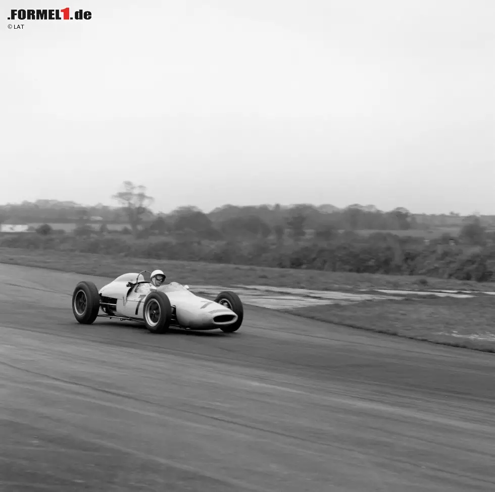 Foto zur News: Am 23. April 1962 startet Moss bei der Glover-Trophy in Goodwood, einem nicht zur Weltmeisterschaft zählenden Formel-1-Rennen. Als er seinen Lotus-Climax kurz vor der Linkskurve St. Mary&#039;s aus der Kontrolle verliert und in eine Böschung rast, zieht er sich schwere Verleztungen zu, die seiner aktiven Karriere im Alter von 32 Jahren ein Ende setzen