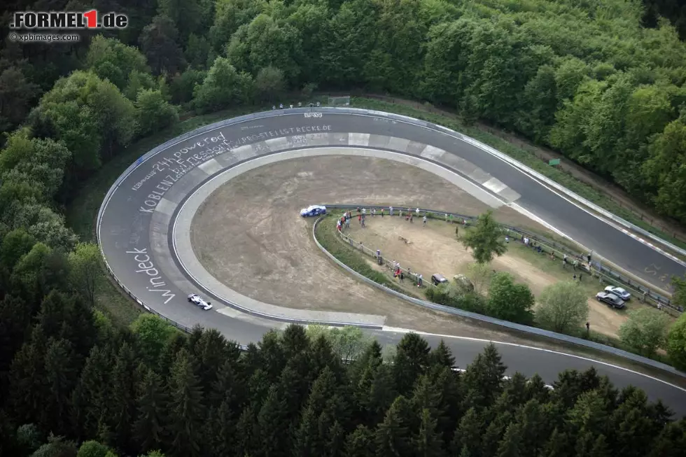 Foto zur News: Foto 10/10: Auch wenn ein Formel-1-Rennen auf der Nordschleife heute undenkbar wäre, drehte Nick Heidfeld 2007 drei Runden mit einem aktuellen BMW-Sauber aus der Königsklasse. Die BMW-Ingenieure errechneten damals eine (theoretische) ideale Rundenzeit von 5:15 Minuten. Niki Laudas alter Rekord aus dem Jahr 1974 steht bei 6:58.2 Minuten.