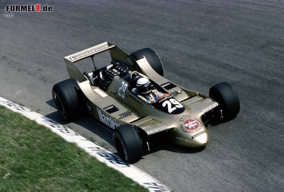 Foto zur News: Der Arrows A2, der ein wenig wie eine Zigarre aussieht, debütierte in der ersten Saisonhälfte 1979, die er jedoch nicht zu Ende fuhr. Weil damit bereits der Ground-Effect aufgegriffen wurde, war ein konventioneller Frontflügel unnötig. Stattdessen wollte man die gesamte Karosserie nutzen, um Anpressdruck zu generieren. Das große Handicap des Autos war das miserable Fahrverhalten in den Kurven.