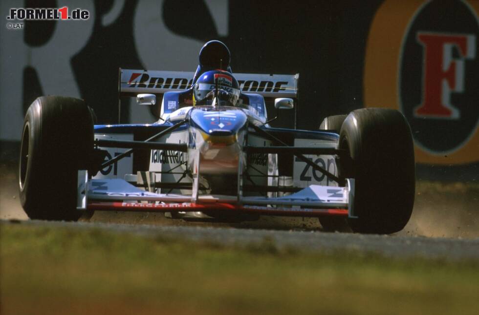 Foto zur News: Die vielleicht höchste Nase der Formel-1-Geschichte entwickelte das Arrows-Team für die Saison 1997. Dass Ex-Weltmeister Damon Hill mit dem A18 beinahe den Grand Prix von Ungarn gewonnen hätte, lag aber weder an der hohen Nase noch am schwachbrüstigen Yamaha-Motor, sondern vor allem an den Bridgestone-Reifen, die der Konkurrenz von Goodyear überlegen waren.