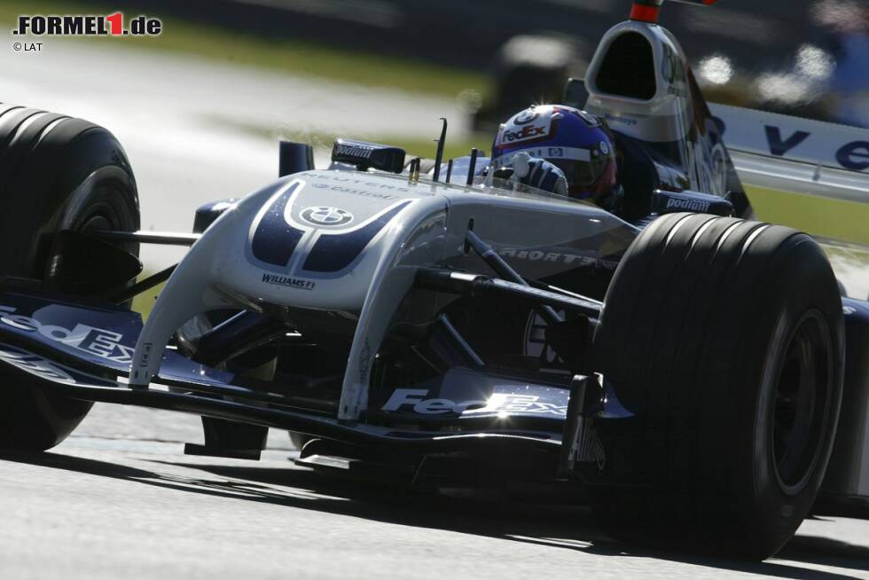 Foto zur News: Als &quot;Hammerhai&quot; ging der Williams FW26 aus der Saison 2004 in die Formel-1-Geschichte ein. Entwickelt wurde die ungewöhnliche Lösung, die ein wenig an so manches 2014er-Design erinnert, von Antonia Terzi. Die Italienerin hatte bei Ferrari unter Rory Byrne gelernt und wurde anschließend zur Williams-Chefdesignerin befördert. Am Saisonende 2004 war sie ihren Job wegen des Flops aber los - und das Team baute auf eine konventionelle Nase zurück.