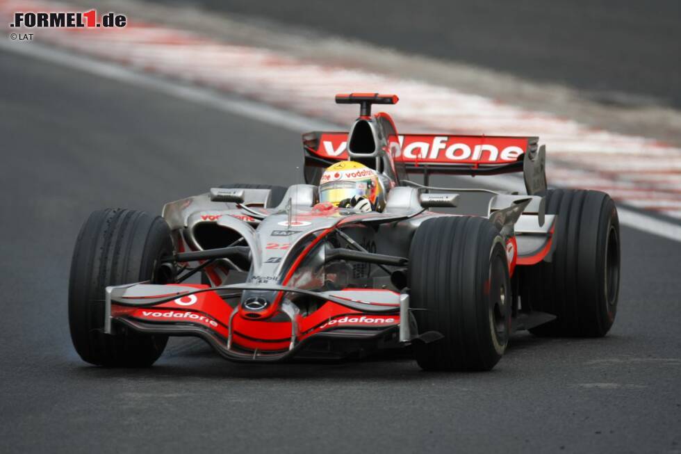 Foto zur News: ... während McLaren neben dem Frontflügel eine weitere Strebe etwas höher platzierte und auch im Heck des Fahrzeugs quer ein Luftleitblech einbaute. Immerhin: Robert Kubica gewann mit dem BMW-Sauber F1.08 den Grand Prix von Kanada, Lewis Hamilton wurde mit dem McLaren MP4-23 sogar Weltmeister.