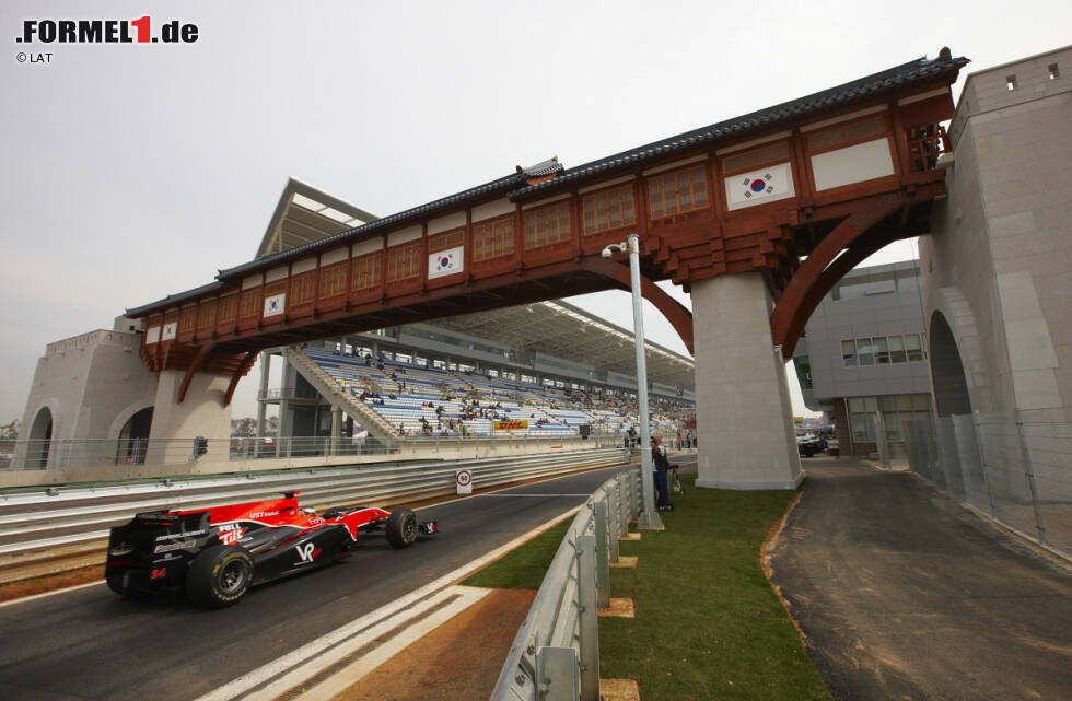 Foto zur News: 24.10.2010: Grand Prix von Südkorea in Yeongam. In der Nähe der Hafenstadt Mokpo stampft Hermann Tilke den 5,615 Kilometer langen Korea International Circuit aus dem Boden. Wegen Verzögerungen bei den Bauarbeiten erfolgt die Streckenabnahme erst elf Tage vor dem ersten Rennen. Auch im Umfeld der Strecke gehen die Arbeiten nur schleppend voran, die geplante Stadt gibt es auch 2014 nur auf dem Reißbrett. Daher müssen die Teams teilweise in schmuddeligen Stundenhotels absteigen, weshalb kaum jemand traurig ist, als Bernie Ecclestone nach vier Rennen das Aus des Südkorea-Grand-Prix für 2014 verkündet.