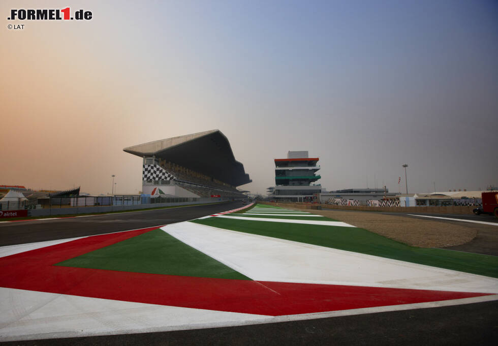 Foto zur News: 30.10.2011 Grand Prix von Indien in Noida. Auch in Indien fasst die Formel 1 nicht Fuß. Hohe bürokratische Hürden vergraulen die Teams, Ratten im Medienzentrum ekeln die Journalisten, und auch die Fahrer klagen - wenn auch nur hinter vorgehaltener Hand - über die hygienischen Zustände. Nach drei Austragungen soll das Rennen auf dem 5,14 Kilometer langen Buddh International Circuit 2014 zunächst aussetzen, von einer möglichen Rückkehr nach Indien spricht aber mittlerweile kaum jemand mehr. So wird auf absehbare Zeit wohl Sebastian Vettel einziger Sieger des Grand Prix von Indien bleiben.