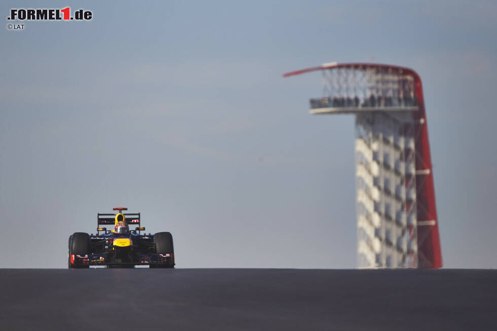 Foto zur News: 18.11.2012: Grand Prix der USA in Austin. Nach vier Jahren kehrt die Formel 1 in die USA zurück, und wie! Mit seiner Kombination verschiedenster Kurventypen anderer Strecken, der steil ansteigenden Startkurve und einem Aussichtsturm im Form einer Cobra begeistert der 5,515 Kilometer lange Circuit of The Americas Fans, Fahrer und Teams. Dazu kommt die tolle Atmosphäre in der Stadt, wo eine dreitägige Formel-1-Party gefeiert wird. Es scheint, als habe die Formel 1 endlich ihren Bestimmungsort in den USA gefunden.