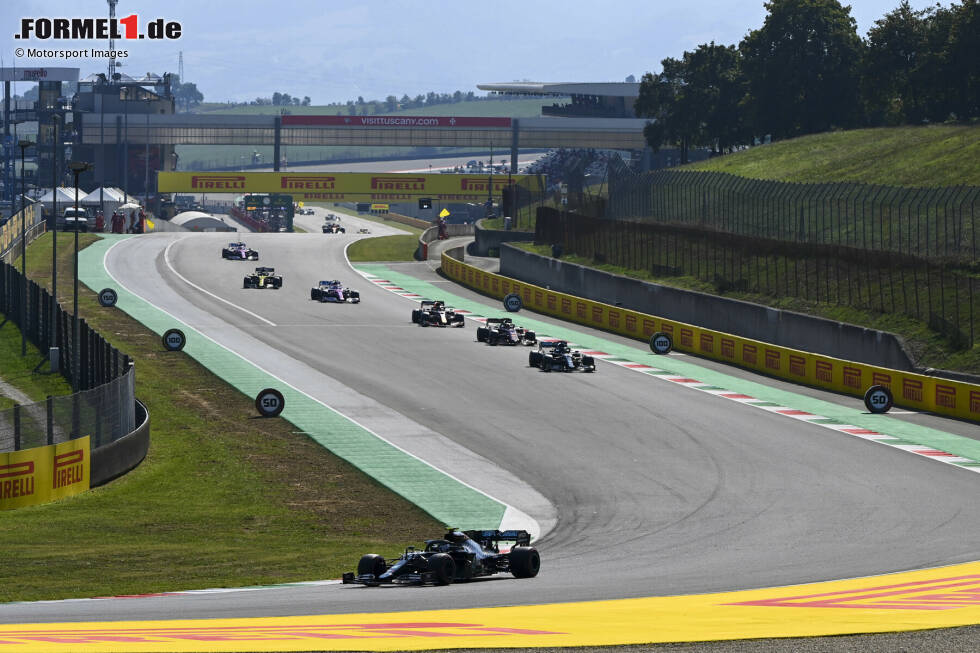 Foto zur News: 13.09.2020: Grand Prix der Toskana in Mugello. In der Coronakrise braucht die Formel 1 im Herbst dringend weitere Strecken in Europa, noch dazu mit möglichst gutem Wetter. Mugello kommt so zu seinem Formel-1-Debüt. Der Kurs bei Florenz begeistert durch seinen &quot;Old-School-Charakter&quot; mit einigen schnellen Kurven und Auslaufzonen aus Gras und Kies. Das Premierenrennen gestaltet sich turbulent.