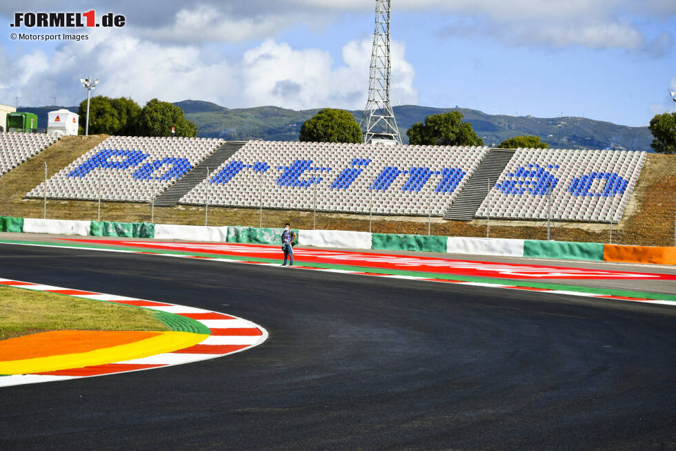 Foto zur News: 25.10.2020: Grand Prix von Portugal in Portimao. Getestet hat die Formel 1 schon vor Jahren in Portimao, das erste Rennen erfolgt aber erst 2020 im Zuge der Coronakrise. Die Berg- und Talbahn an der Atlantikküste hält, was sie verspricht: Portimao ist anspruchsvoll für Fahrer und Teams. Und Portugal erstmals seit 1996 wieder Teil des Formel-1-Kalenders.