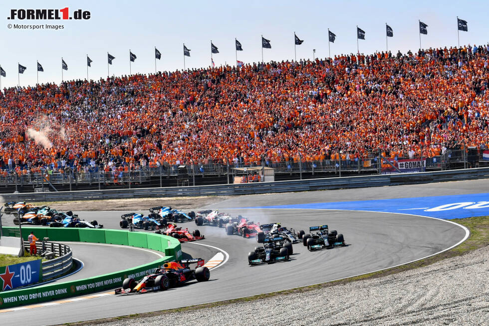 Foto zur News: 05.09.2021: Grand Prix der Niederlande in Zandvoort. Zuletzt ist die Formel 1 1985 in Holland gefahren. Corona-bedingt lässt das Comeback ein Jahr länger als geplant auf sich warten. Dann aber feiern die Niederländer eine Party in Orange an der für die Formel 1 umgebauten Strecke, die jetzt auch zwei Steilkurven aufweist. Die Premiere im neuen Zandvoort ist ein Erfolg: Auch, weil Max Verstappen das Rennen gewinnt.