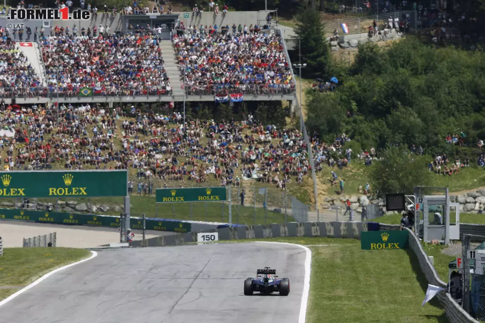 Foto zur News: Noch schlimmer trifft es auf dem &quot;Heimspielberg&quot; Sebastian Vettel: &quot;Ich habe keinen Vortrieb mehr. Sagt mir, was ich tun kann&quot;, bittet er am Funk um Hilfe. Und tatsächlich kann er das Rennen wieder aufnehmen - allerdings nur noch für die Galerie, mit einer Runde Rückstand.