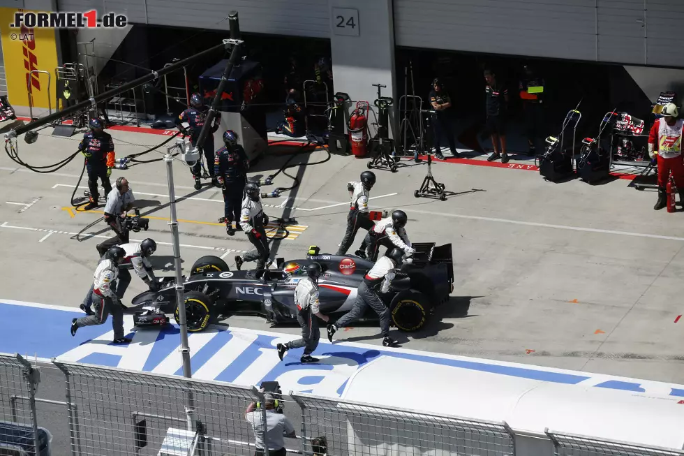 Foto zur News: Peinliche Panne bei Sauber: Esteban Gutierrez wird nach dem Boxenstopp ohne Radmutter losgeschickt, den Funkspruch, sofort stehen zu bleiben, erhält aber Adrian Sutil - dessen C33 einwandfrei funktioniert. Nach 71 Runden stehen die Positionen 13 und 19 (nach zehn Sekunden Zeitstrafe für Gutierrez) zu Buche. Obendrein nimmt Gutierrez wegen der unsicheren Freigabe auch noch eine Plus-Zehn-Strafe nach Silverstone mit.