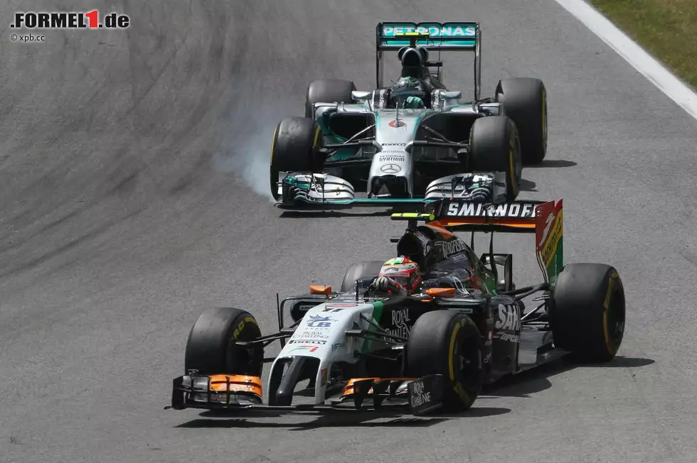 Foto zur News: Durch die Boxenstopps der Top 4 rückt plötzlich Sergio Perez mit dem Force India (und langem ersten Stint auf den härteren Reifen) an die Spitze. Eine Strategie, die sich für den Mexikaner noch lohnen sollte.