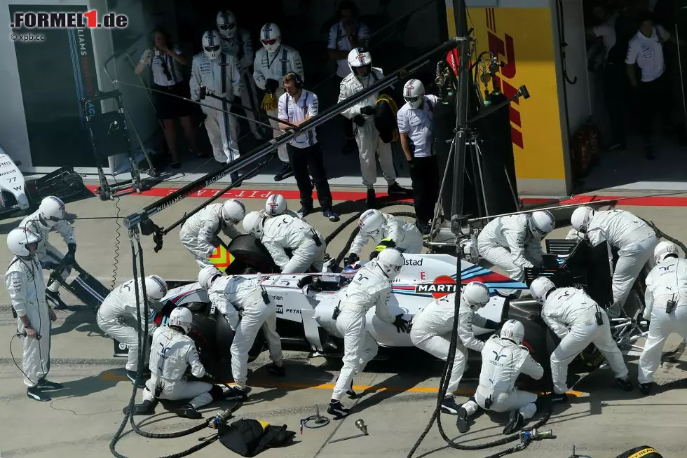 Foto zur News: Massa beim ersten Boxenstopp von P1 auf P4, Bottas beim zweiten von P2 auf P3 - aber bei Williams ist man trotzdem zufrieden: 27 Punkte in einem Rennen, das hat es seit Einführung des aktuellen Punktesystems im Jahr 2010 noch nicht gegeben.