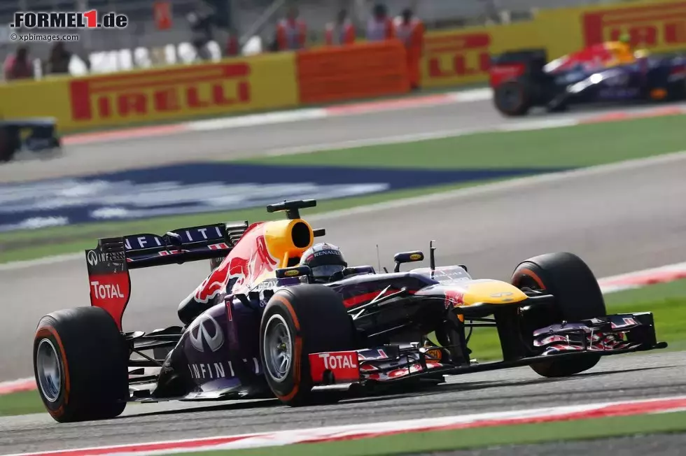 Foto zur News: Die schnellste Rennrunde beim Großen Preis von Bahrain 2013 fuhr Red Bull-Pilot Sebastian Vettel mit 1:36.961 Minuten. Tags zuvor hatte sich Nico Rosberg im Qualifying mit 1:32.330 Minuten die Pole Position gesichert.