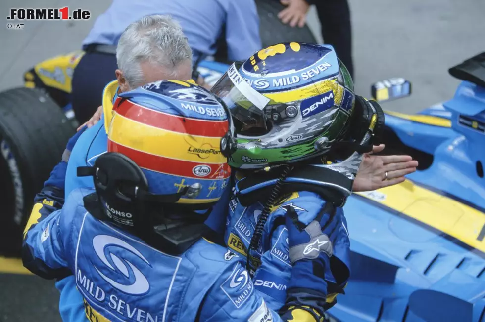 Foto zur News: 2005 beginnt mit dem Sieg von Giancarlo Fisichella in Melbourne eine neue Zeitrechnung in der Formel 1. Zusammen mit seinem Teamkollegen Fernando Alonso, der sich am Ende der Saison zum Weltmeister krönt, und Teamchef Flavio Briatore setzt das Renault-Team ein Zeichen.