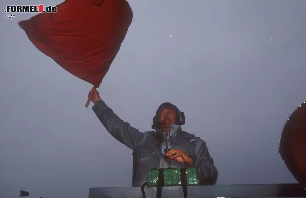 Foto zur News: Das kürzeste Formel-1-Rennen der Geschichte sehen die australischen Fans 1991 auf der Strecke in Adelaide. Nach nur 16 von den geplanten 81 Runden ist Schluss. Mehr als halbe Punkte sind für Sieger Ayrton Senna und die anderen Fahrer nicht drin. Ob sich die Eintrittskarte zu diesem Rennen wirklich gelohnt hat?