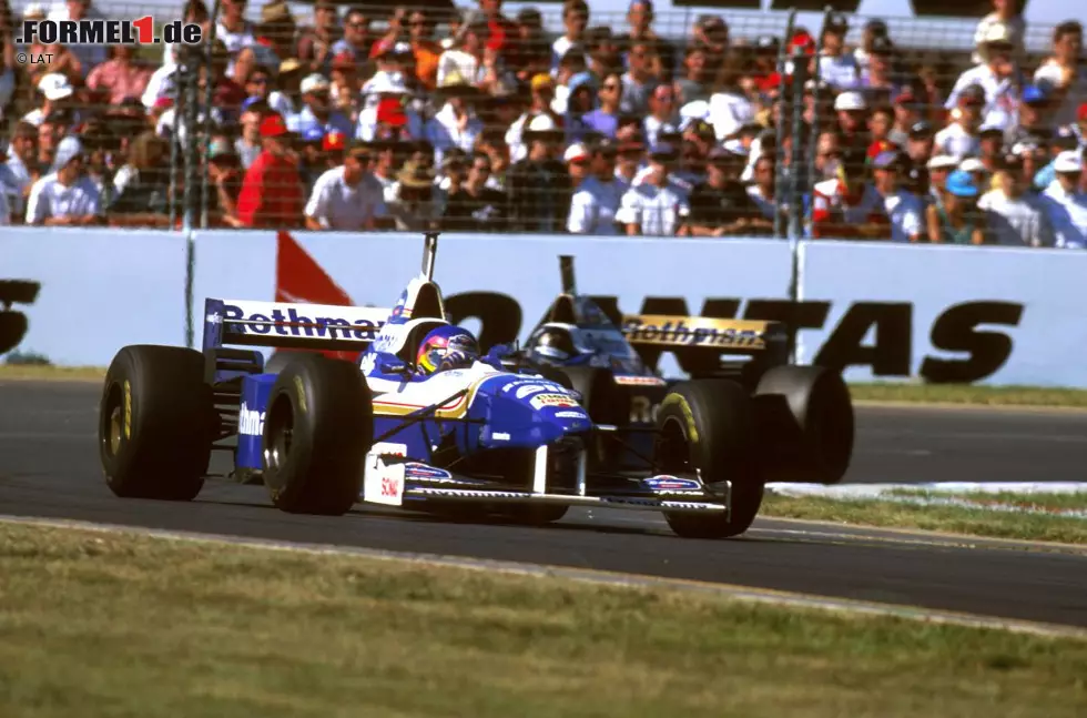 Foto zur News: Der erste Australien-Grand-Prix in Melbourne 1996 ist geprägt von der Williams-Dominanz. Gleich bei seinem Formel-1-Debüt führt Jacques Villeneuve rundenlang vor seinem Teamkollegen Damon Hill. Ein Öl-Leck bei Villeneuve sorgt für schlechte Sicht bei Hill, ermöglicht diesem aber auch das Überholen. Am Ende gewinnt der Brite vor dem Kanadier.