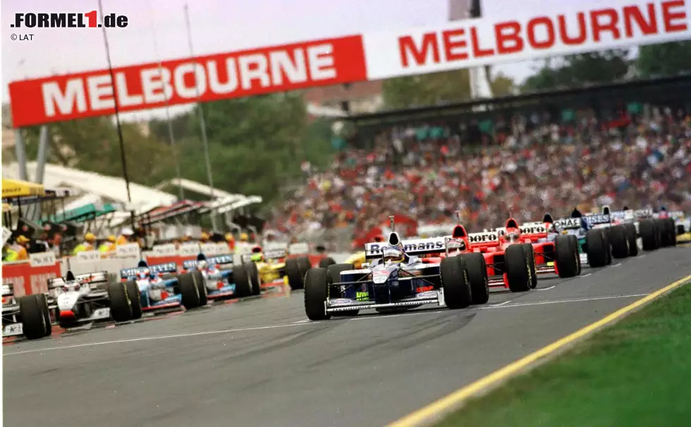 Foto zur News: Was zu Beginn des Rennwochenendes 1997 aussieht wie ein sicherer Williams-Erfolg, wird zur silbernen Sternstunde. David Coulthard im neu lackierten McLaren gewinnt das Rennen überraschend, nachdem Jacques Villeneuve im Qualifying noch über zwei Sekunden schneller war als die Konkurrenz. Doch das Rennen geht für den Kanadier nur wenige Meter: Er scheidet nach Kollision mit Eddie Irvine aus.