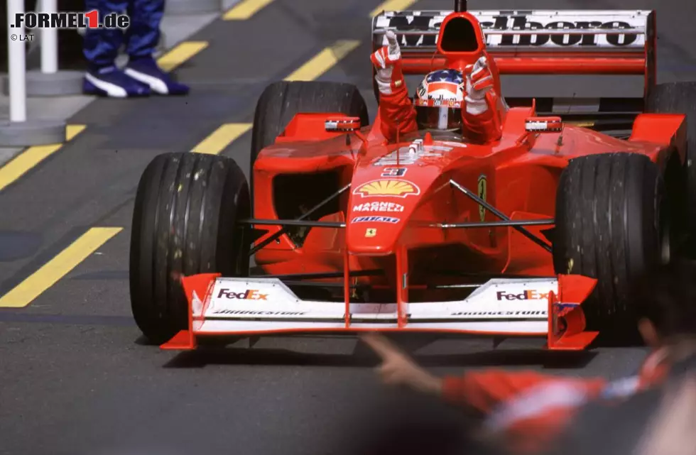 Foto zur News: Der Australien-Grand-Prix 2000 makiert den Beginn der Ära Schumacher/Ferrari. Mit seinem Sieg in Melbourne stellt der spätere Rekordchampion die Weichen für seinen dritten WM-Titel. Der Deutsche gewinnt vor Teamkollege Rubens Barrichello und Bruder Ralf.