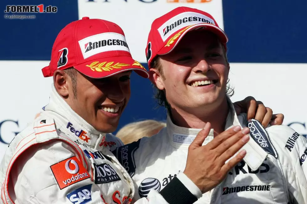 Foto zur News: 2008 feiert Lewis Hamilton in Melbourne den ersten Sieg seiner Weltmeister-Saison zusammen mit Kumpel Nico Rosberg, der zum ersten Mal in seiner Formel-1-Karriere auf dem Treppchen steht. Neben den beiden späteren Teamkollegen bekommt auch Nick Heidfeld seine verdiente Champagnerdusche.