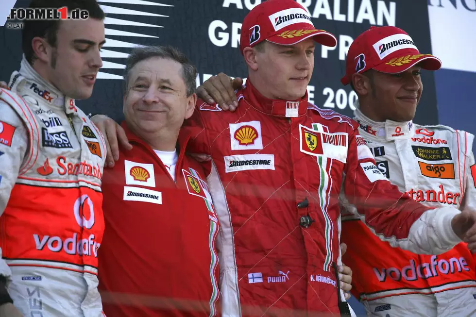 Foto zur News: Im Jahr eins nach Michael Schumacher werden die Karten neu gemischt. 2007 in Melbourne gewinnt Kimi Räikkönen gleich sein erstes Rennen für Ferrari. Das neue McLaren-Fahrerduo Fernando Alonso und Lewis Hamilton komplettiert das Podium. Diese Drei werden am Ende der Saison auch den Titel unter sich ausmachen.