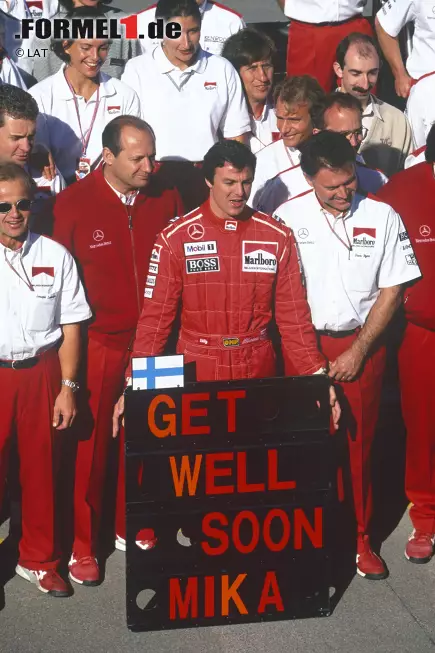 Foto zur News: &quot;Mika, werde bald gesund!&quot; Das McLaren-Team rund um den verbliebenen Fahrer Mark Blundell wünscht Mika Häkkinen 1995 alles Gute, nachdem dieser einen schweren Trainingsunfall nur knapp überlebt hat. Prof. Sid Watkins führte noch an der Unfallstelle geistesgegenwärtig einen Luftröhrenschnitt durch, der Häkkinen das Leben rettete. Ein mulmiger Abschied der Formel 1 aus Adelaide.