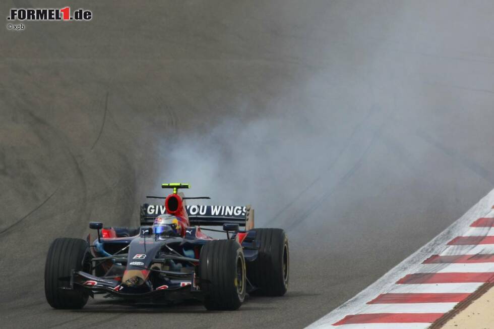 Foto zur News: Das Sinnbild des Pechs ist damals auf jeden Fall Sebastian Vettel. Zu Saisonbeginn 2008 fällt der Toro-Rosso-Pilot gleich viermal in Folge aus. Bahrain ist dabei eines von drei Rennen, in denen der Heppenheimer nicht einmal die erste Runde übersteht. Nach einer Kollision mit einem Force India raucht sein Bolide gewaltig und kann nicht mehr weiterfahren.